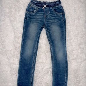 Boys denim pants 👖only Wore once!!!! Smoke-free home 🚭 size 5t